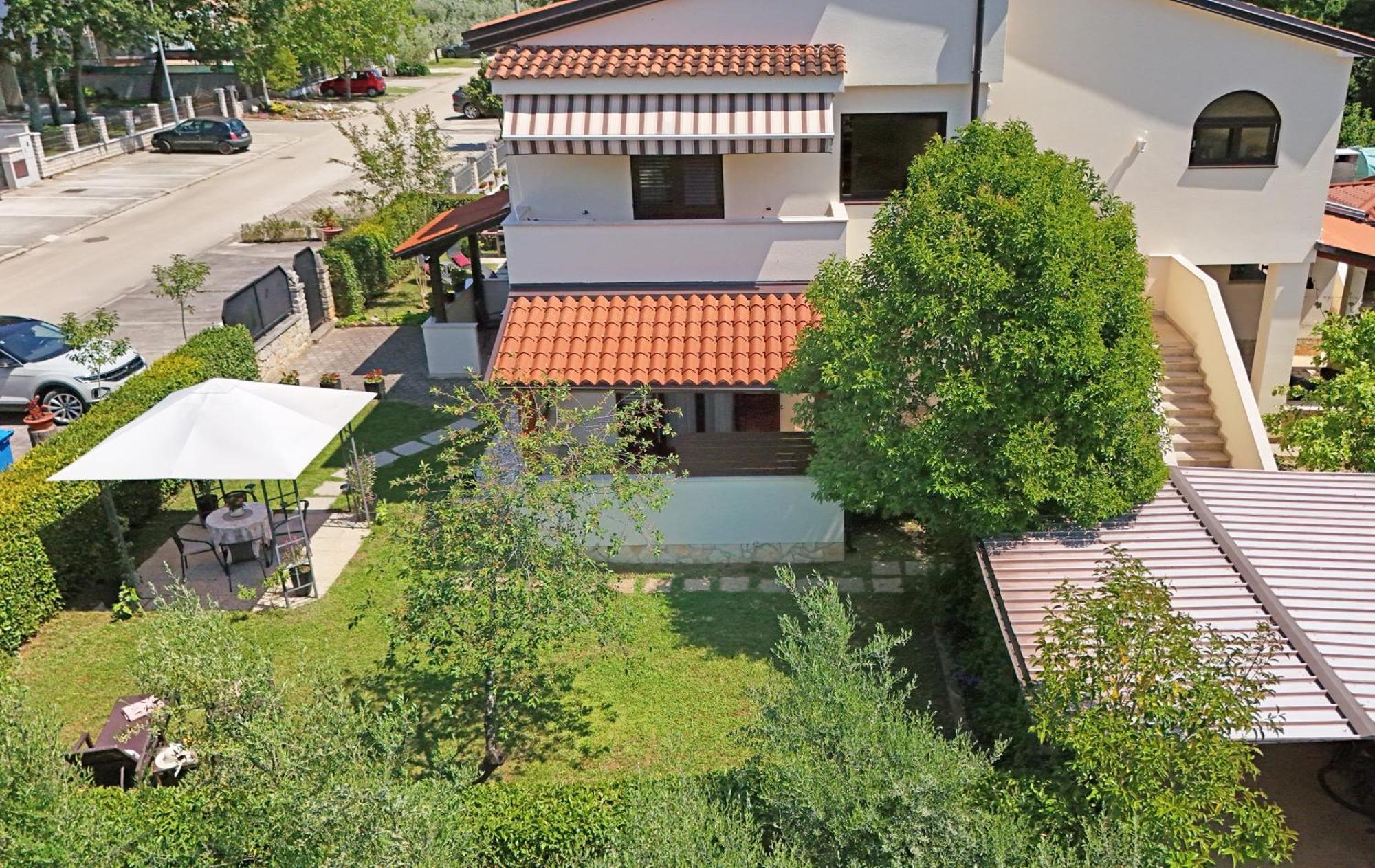 Apartment Irena Arvaj *