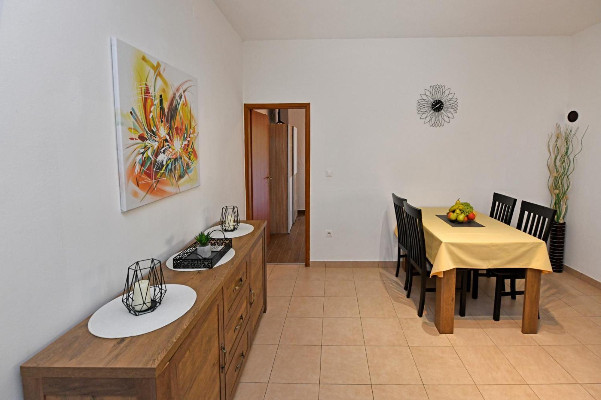 Apartment Irena Arvaj *