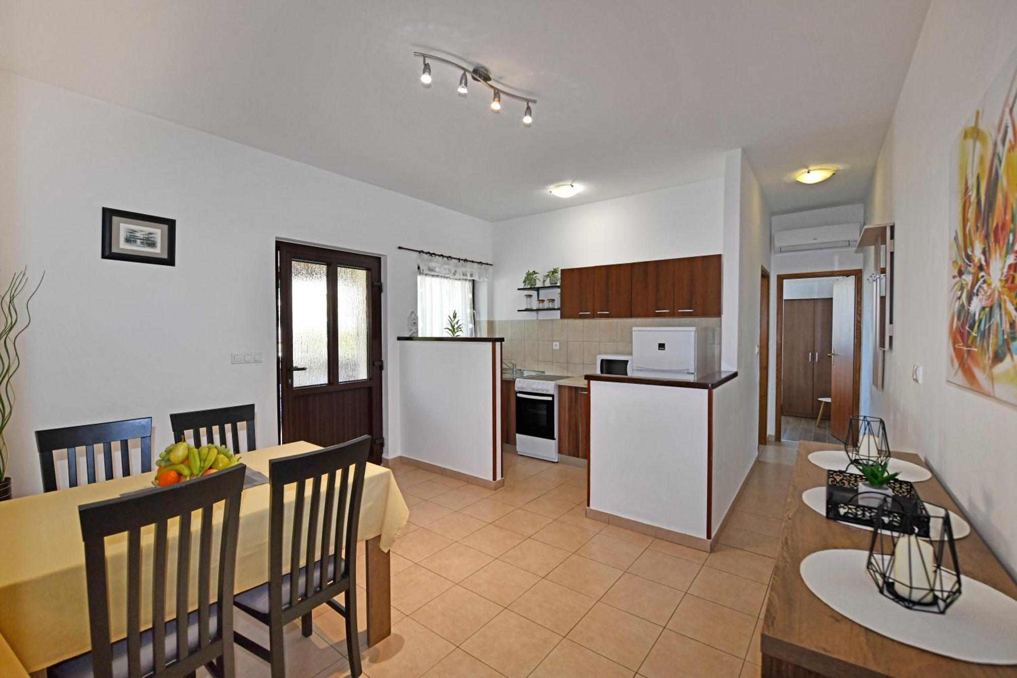 Apartment Irena Arvaj *